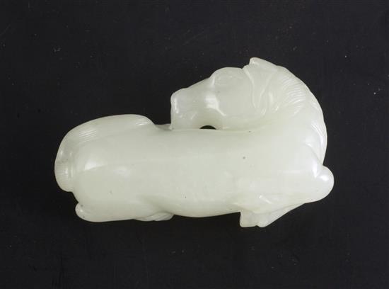 A Chinese white jade figure of a recumbent horse, 18th / 19th century, length 5.4cm